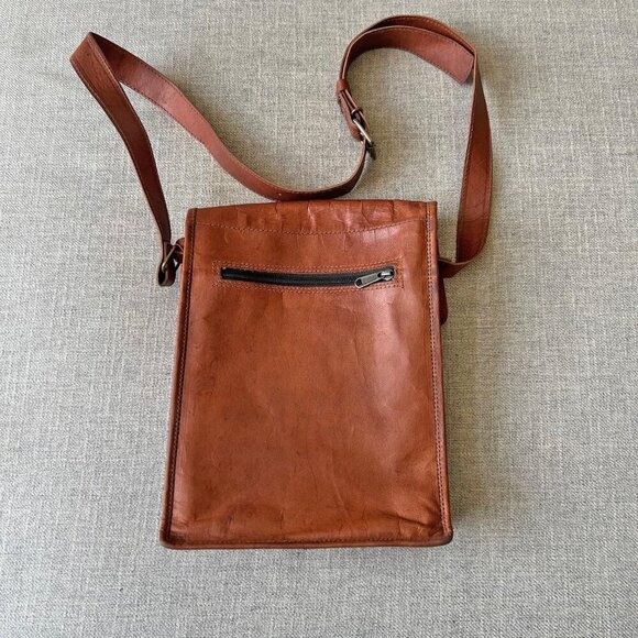 Vintage leather cross body messenger bag brass buckles - Picture 11 of 15